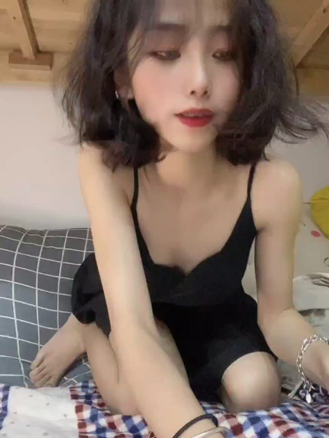 E tóc xoăn show hàng trong kí túc xá